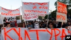 Hiljade ljudi na ulicama sedmi dan "Protesta protiv diktature", Beograd, (AP Photo/Darko Vojinovic)