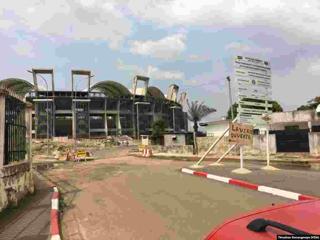 Le stade Omar bongo toujours en construction, à Libreville au Gabon, le janvier 2017. (VOA/Timothee Donangmaye)