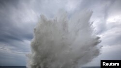 Enormes olas en la playa de Siboney, en Cuba, antes de la llegada del huracán Matthew.