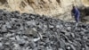 资料照：中国工人在山西省普大煤业拥有的煤矿整理煤炭。(2011年3月24日)
