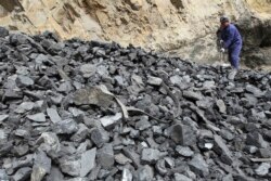 资料照：中国工人在山西省普大煤业的煤矿整理煤炭