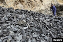资料照：中国工人在山西省普大煤业的煤矿整理煤炭