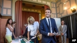 Prezidan Fransè a, Emmanuel Macron , ak Madanm li Brigitte Macron pandan yo ta pral vote nan premye tou eleksyon Lejislatif yo nan Le Touquet, nò Frans, 11 jen 2017.