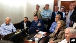 奧巴馬總統﹑副總統拜登和國家安全小組成員星期天在白宮聽取有關捉拿本拉登任務的最新進展