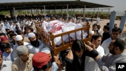 Kerabat dan teman mengusung keranda yang berisi jenazah mantan pejabat intelijen Pakistan, Khalid Khawaja, yang terbunuh oleh militan tak dikenal, dalam pemakaman di Islamabad, Pakistan, 2 Mei 2010.