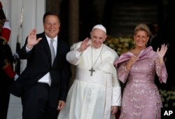 El papa Francisco con el presidente de Panamá Juan Carlos Varela y la primera dama Lorena Castillo, en el palacio presidencial en Ciudad de Panamá, el jueves 24 de enero de 2019.