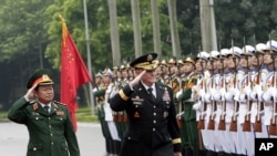 Kepala staf militer gabungan AS, Jenderal Martin Dempsey, dan Kepala Staf Angkatan Darat Vietnam, Letjen Do Ba Ty, menginspeksi pasukan di Hanoi (14/8).