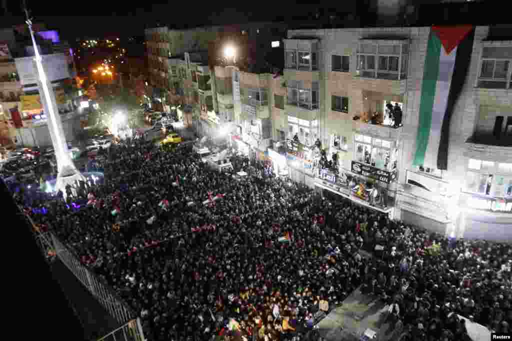 Palestinians celebrate in Ramallah, occupied West Bank, November 29, 2012.