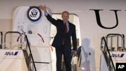 Potpredsednik SAD Džozef Bajden po dolasku na Međunarodni aerodrom u Tokiju