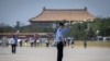 La place Tiananmen sous surveillance policière à Beijing le 3 juin 2019. (Photo de Nicolas ASFOURI / AFP)