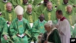 El papa Benedicto XVI lanza incienso durante la misa de apertura del sínodo de obispos, en la plaza de San Pedro, en el Vaticano.