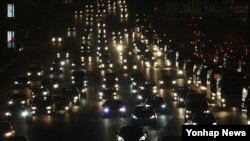 설 연휴를 하루 앞둔 26일 밤 귀성 차량들이 경기도 성남시 궁내동 서울요금소로 몰리고 있다. 