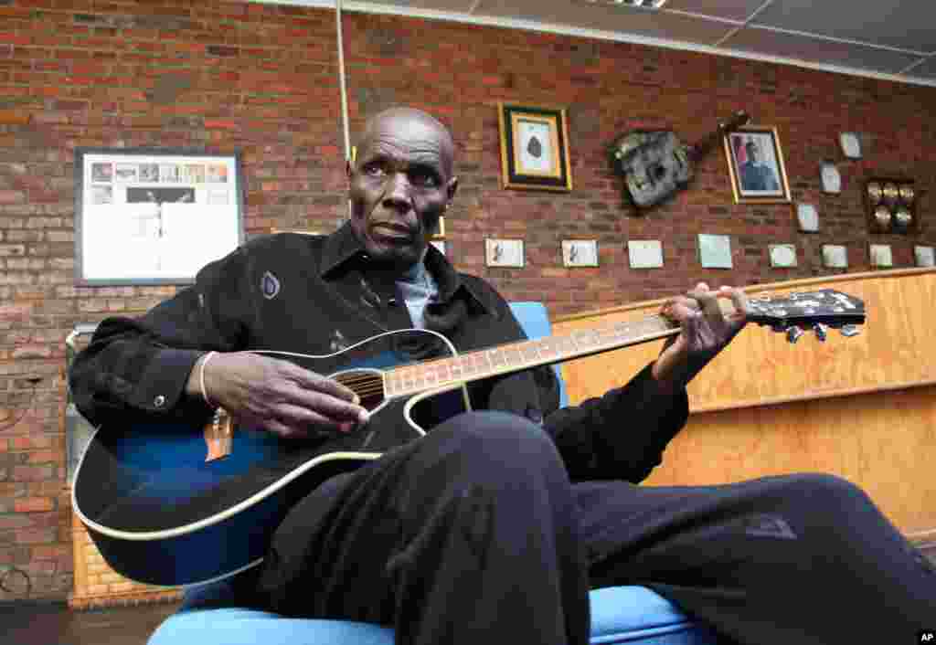 Oliver Mtukudzi