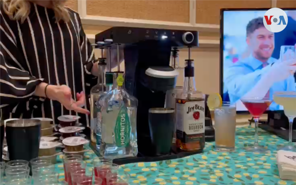 Bev por Black+Decker es un bartender automático personal.