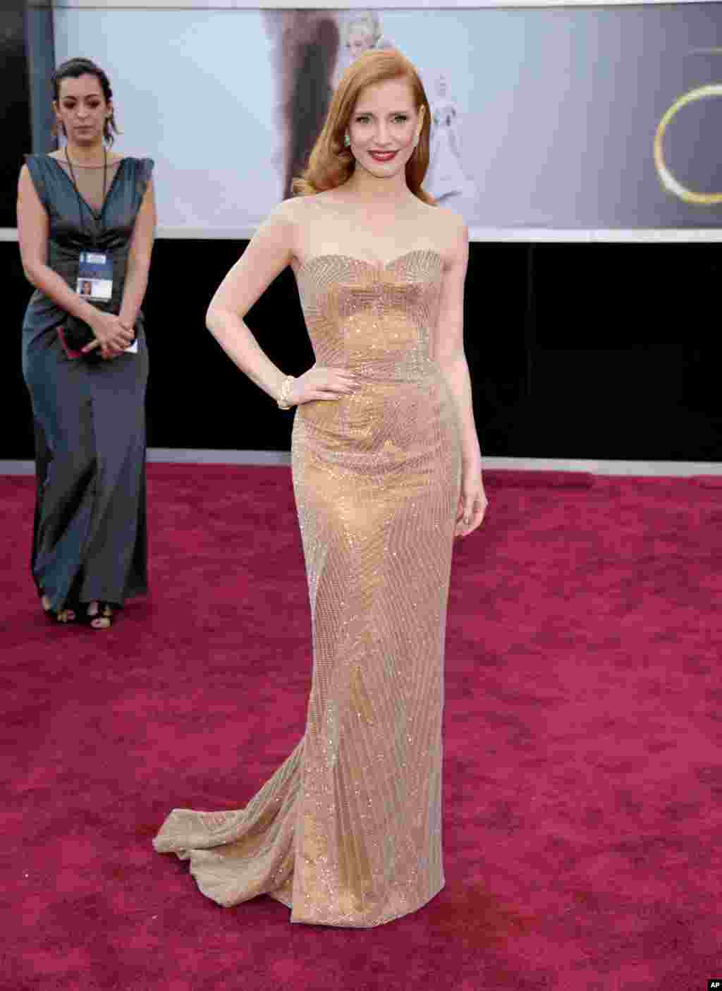  جسیکا چستین، بازیگر فیلم سی دقیقه پس از نیمه شب، نامزد دریافت جایزه اسکار بهترین بازیگر زن، روی فرش قرمز.