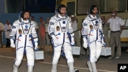 Astronautkinja iz SAD Sunita Vilijams (desno), Rus Juri Malenčenko (centar) i Japanac Akihito Hošide (levo), 15. jul 2012.