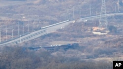 南韓一列火車運送數十名政府官員前往南北韓之間的非軍事區。(2018年11月30日)