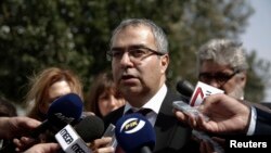 Thống đốc Ngân hàng Trung ương Síp Panicos Demetriades đưa ra lời kêu gọi, bên ngoài trụ sở quốc hội ở Nicosia, rằng các nhà lập pháp cần có quyết định quan trọng để cứu vãn tình hình tài chính khó khăn của đất nước