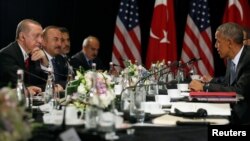 Tổng thống Thổ Nhĩ Kỳ Tayyip Erdogan (trái) và Tổng thống Mỹ Barack Obama sau cuộc họp song phương bên lề hội nghị thượng đỉnh G20 ở Hàng Châu, Trung Quốc, ngày 4 tháng 9 năm 2016. 