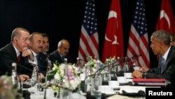 Turkey's President Tayyip Erdogan (L) listens to remarks by U.S. President Barack Obama (R) to reporters after their bilateral meeting alongside the G20 Summit, in Hangzhou, China, Sept. 4, 2016. 