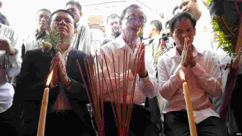 មេដឹកនាំគណបក្សសង្គ្រោះជាតិ និងលោក ជា មុន្នី ប្រធានសហជីពសេរីកម្មករកម្ពុជា អុជធូបបួងសួងនៅកន្លែងដែលលោក ជា វិជ្ជាត្រូវឃាតករបាញ់សម្លាប់កាលពីឆ្នាំ២០០៤។