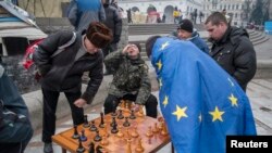 Ukraynada Avropapərəst nümayişçilər şahmat oynayır.
