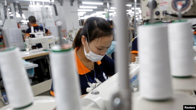 Việt Nam nhà cung cấp hàng may mặc, giày dép và hàng du lịch lớn thứ hai cho thị trường Mỹ và do đó Hiệp hội May mặc và Giày dép Hoa Kỳ lo ngại về khả năng thuế quan áp lên hàng nhập khẩu từ Việt Nam theo sau cuộc điều tra của Bộ Thương mại Mỹ.