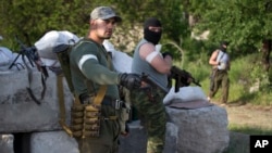 Para anggota kelompok separatis pro-Rusia siaga di sebuah tempat di Ukraina timur (15/5).