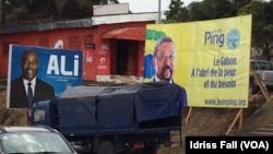 Les affiches de la campagne électorale du président gabonais sortant Ali Bongo et de son rival Jean Ping de l’opposition, sont côte-à-côte, à Libreville, 26 août 2016. VOA/Idriss Fall 