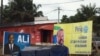 Les affiches de la campagne électorale du président gabonais sortant Ali Bongo et de son rival Jean Ping de l’opposition, sont côte-à-côte, à Libreville, 26 août 2016. VOA/Idriss Fall 