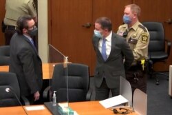 Chauvin odlazi sa lisicama na rukama iz sudnice nakon saopštavanja presude, 20. april 2021.
