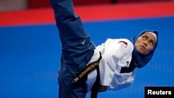 Atlet taekwondo putri Indonesia, Defia Rosmaniar saat beraksi di ajang Asian Games, Minggu (19/8).