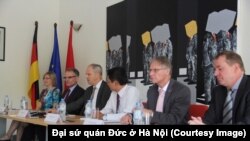 Các nhà ngoại giao Đức tham dự buổi họp báo ở Hà Nội hôm 28/9.