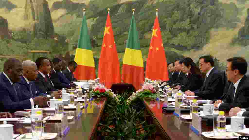 Le président de la République du Congo, Denis Sassou Nguesso (3ème gauche) à la tête d&rsquo;une délégation de son pays, discute avec le gouvernement chinois conduit par le Premier ministre chinois Li Keqiang (2e droite) au Grand Palais du Peuple à Beijing, 13 juin 2014.&nbsp;