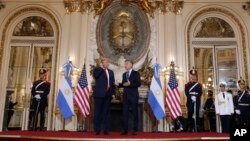 Presiden AS Donald Trump (kiri) bersama Presiden Argentina Mauricio Macri di Casa Rosada, Buenos Aires, Argentina, 30 November 2018.