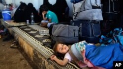 Seorang anak perempuan Suriah tertidur di tenda pengungsi sementara bersama keluarganya (foto: dok). 22 ribu lebih warga Suriah mengungsi ke Yordania akibat pertempuran di negaranya. 