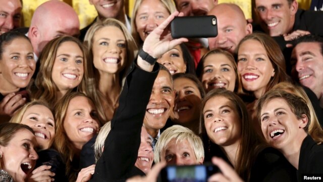 El presidente Barack Obama se toma un selfie con la estrella de fútbol estadounidense Abby Wambach  y sus compañeras, a quienes invitó a la Casa Blanca por haber ganado el Campeonato Mundial de Fútbol Femenino 2015.