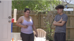 Paula Laguna, junto a su hijo, en el patio de su casa en el barrio de Little Haiti en Miami