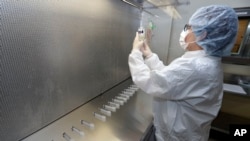 Pakar farmasi Peggy Gillespie mencampur antibiotik untuk dimasukkan ke dalam alat suntik yang akan digunakan sebagai infus di Rumah Sakit ProMedica Toledo di Toledo, Ohio, 8 Januari 2018. 