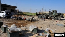 Ammunition and an abandoned military truck belonging to forces loyal to President Bashar Al-Assad is seen after clashes in Raqqa province, eastern Syria, June 16, 2013.
Suriye ordusunun Rakka ilinde çatışma sonrası bıraktığı askeri araç ve mühimmat
