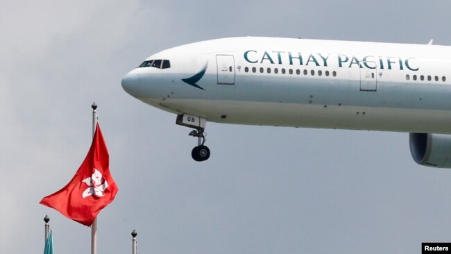 一家国泰航空公司的波音777客机降落在香港机场。（2019年8月14日）