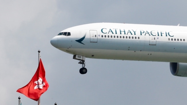 一家国泰航空公司的波音777客机降落在香港机场。(2019年8月14日)