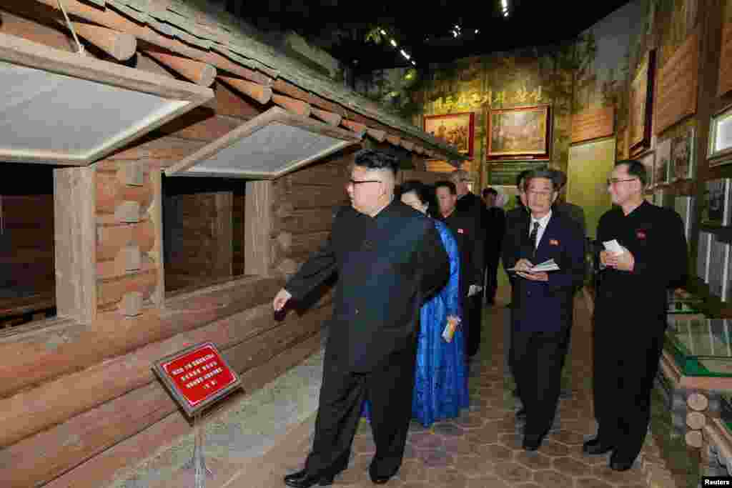 김정은 북한 노동당 위원장이 28일 조선혁명박물관의 전시물을 감상하고 있다.