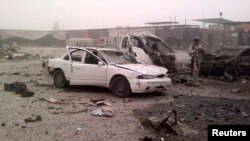 Seorang petugas keamanan Irak tengah memeriksa lokasi serangan bom mobil di Jadidat al-Shatt, provinsi Diyala, 40 kilometer utara Baghdad (10/6).