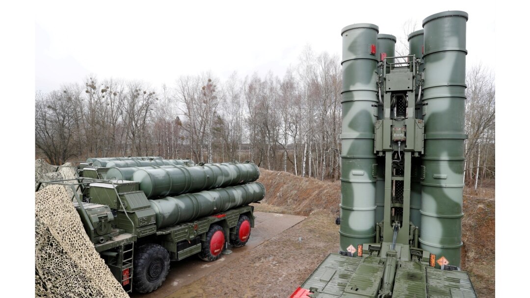 Sistem rudal S-400 "Triumph" baru setelah ditempatkan di pangkalan militer di luar kota Gvardeysk dekat Kaliningrad, Rusia 11 Maret 2019. (REUTERS/Vitaly Nevar)