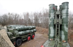 Sistem rudal S-400 "Triumph" baru setelah ditempatkan di pangkalan militer di luar kota Gvardeysk dekat Kaliningrad, Rusia 11 Maret 2019. (REUTERS/Vitaly Nevar)