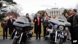 Trump asegura que muy pronto solucionará el problema de los aranceles y las barreras comerciales. En esta foto el presidente de EE.UU. se reunió con ejecutivos de Harley Davidson en febrero de 2017 en la Casa Blanca.
