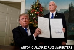 Presiden AS Donald Trump menunjukkan dokumen yang secara resmi mengakui Yerusalem sebagai ibu kota Israel, di Gedung Putih, Rabu, 6 Desember 2017 (foto: dok).