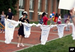 Aksi unjuk rasa di dekat Independence Hall, Philladelphia, Kamis 4 Juli 2019.