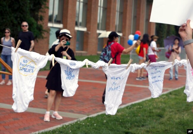 Aksi unjuk rasa di dekat Independence Hall, Philladelphia, Kamis 4 Juli 2019.